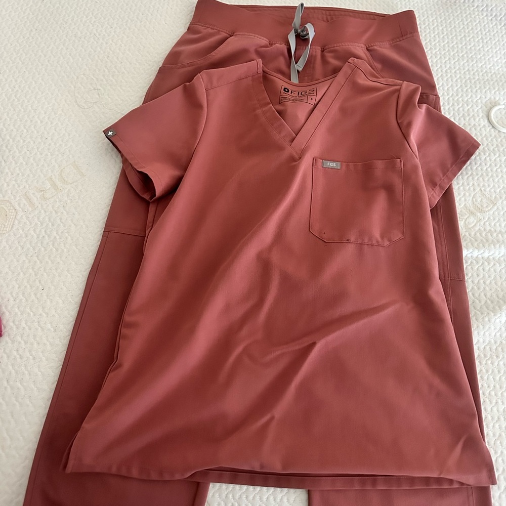 Figs Scrubs Set in Mauve (shade 1367)